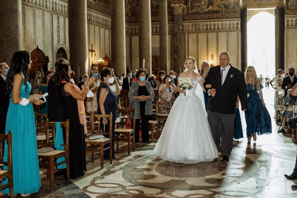 Ingresso chiesa in elegante matrimonio a Palermo da Bruxelles