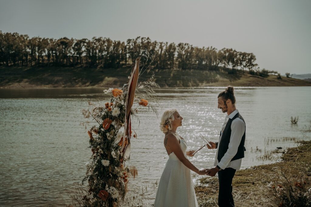 Cerimonia matrimonio al lago in Sicilia, Italia