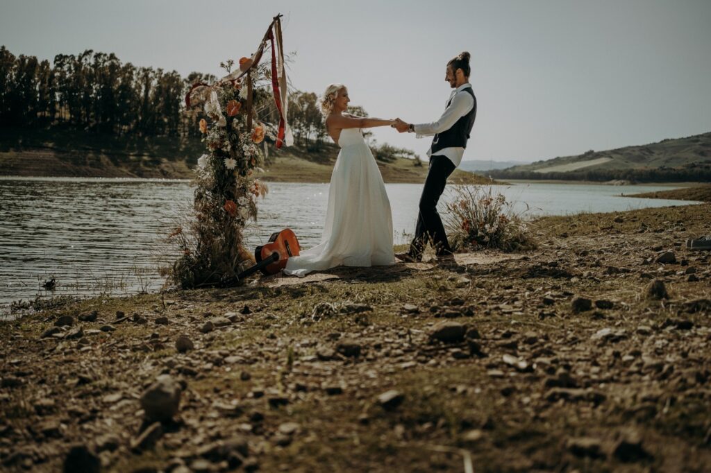 Ritratto sposi matrimonio al lago in Sicilia, Italia