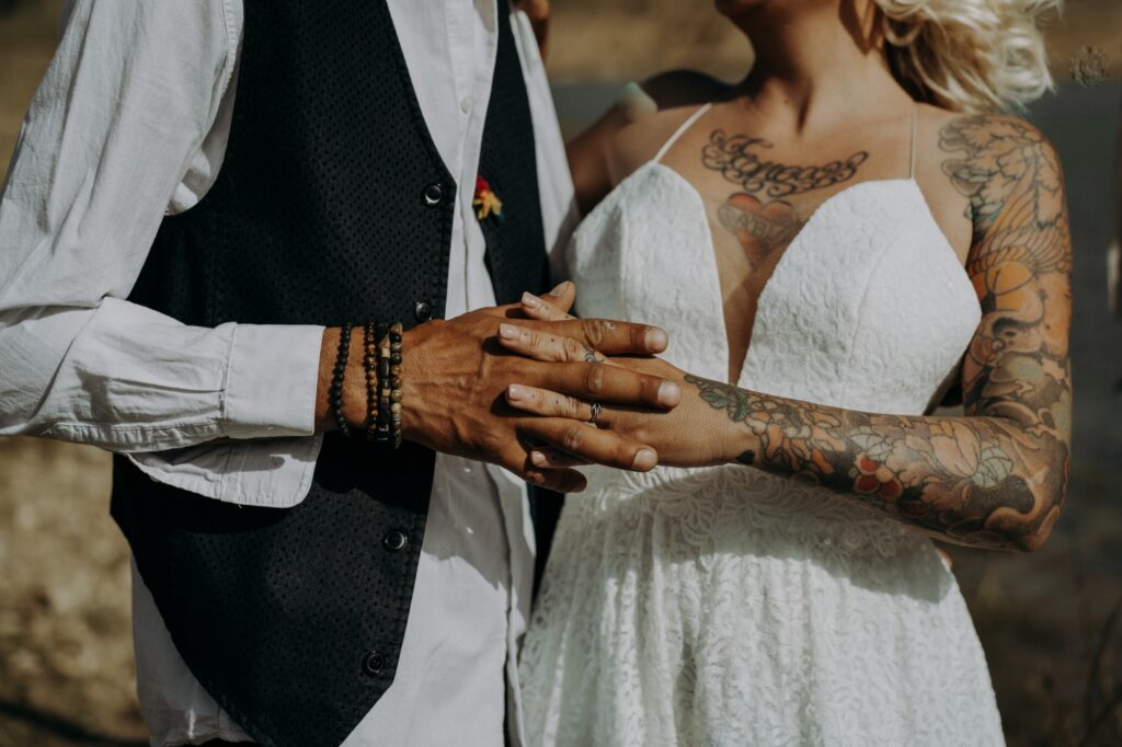 particolare delle mani matrimonio al lago in Sicilia, Italia