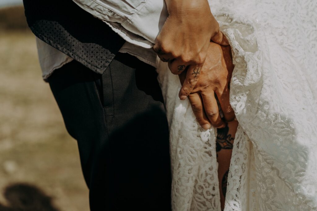 particolare delle mani matrimonio al lago in Sicilia, Italia