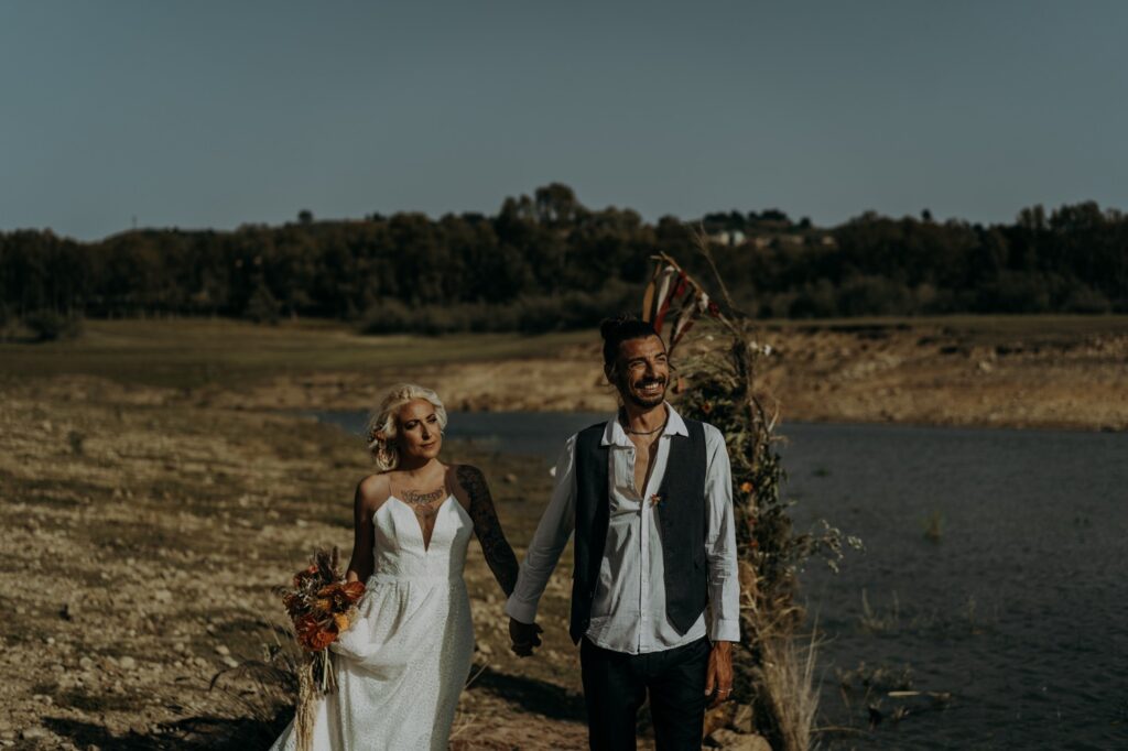 Ritratto sposi matrimonio al lago in Sicilia, Italia